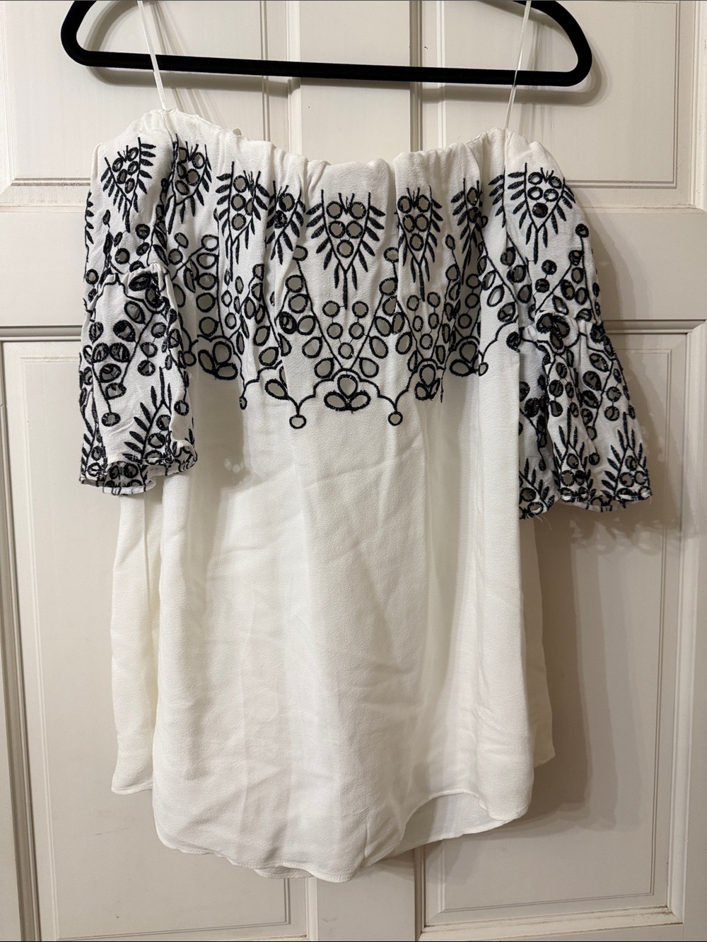 Gibson Latimer White Off-Shoulder Top with Black Embroidery